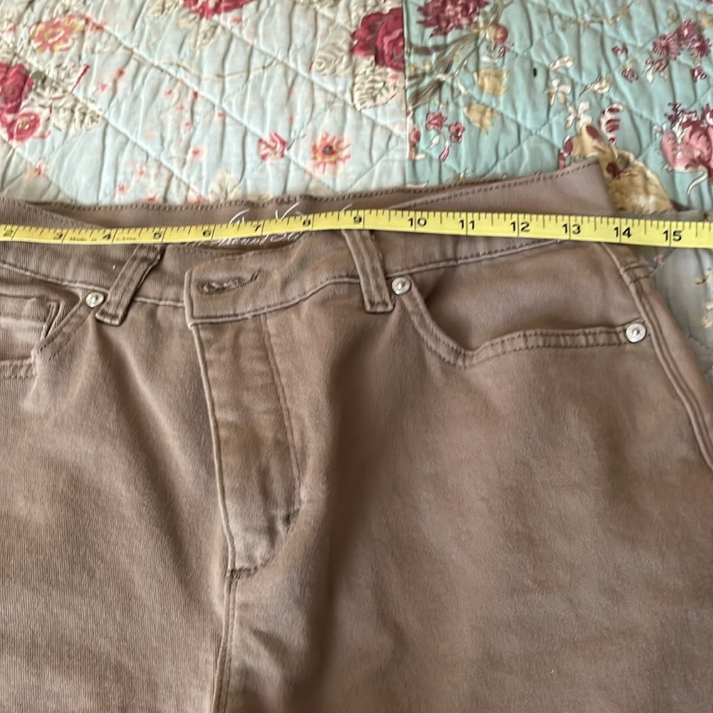 Gloria Vanderbilt tan capris - Picture 4 of 6